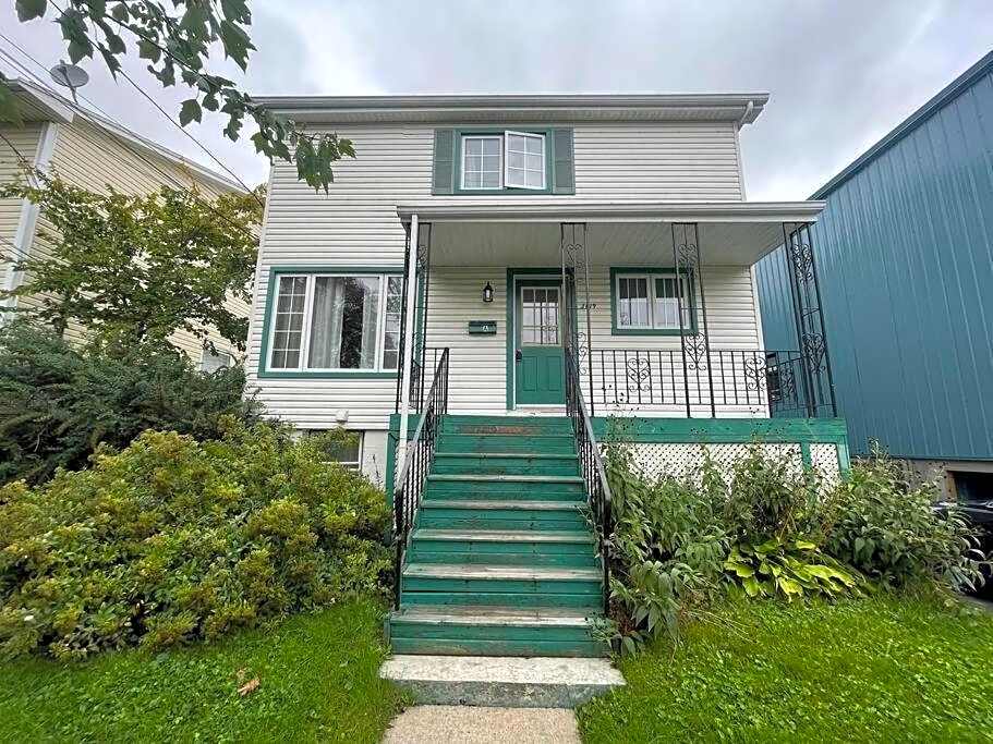 Cozy 2-BDRM, Mid Floor, Backyard