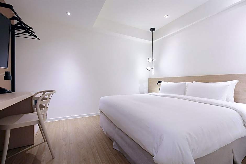 Standard 1 Queen Bed, Windowless — 4 fotoğraftan 1. fotoğraf