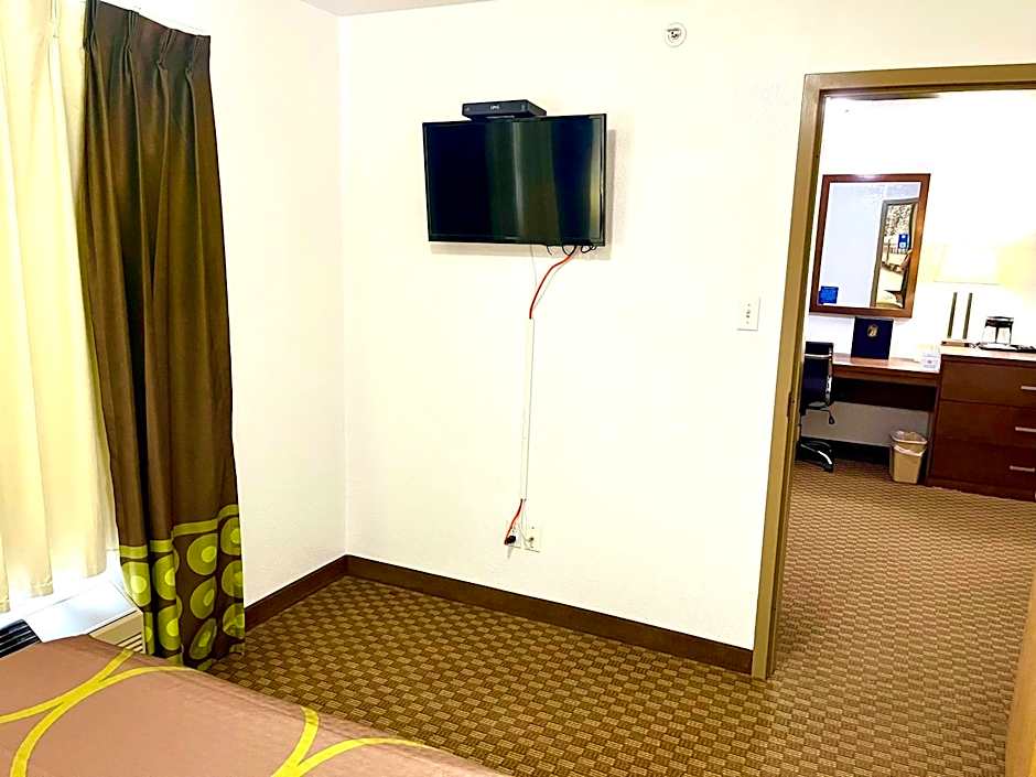 Super 8 by Wyndham Hinton