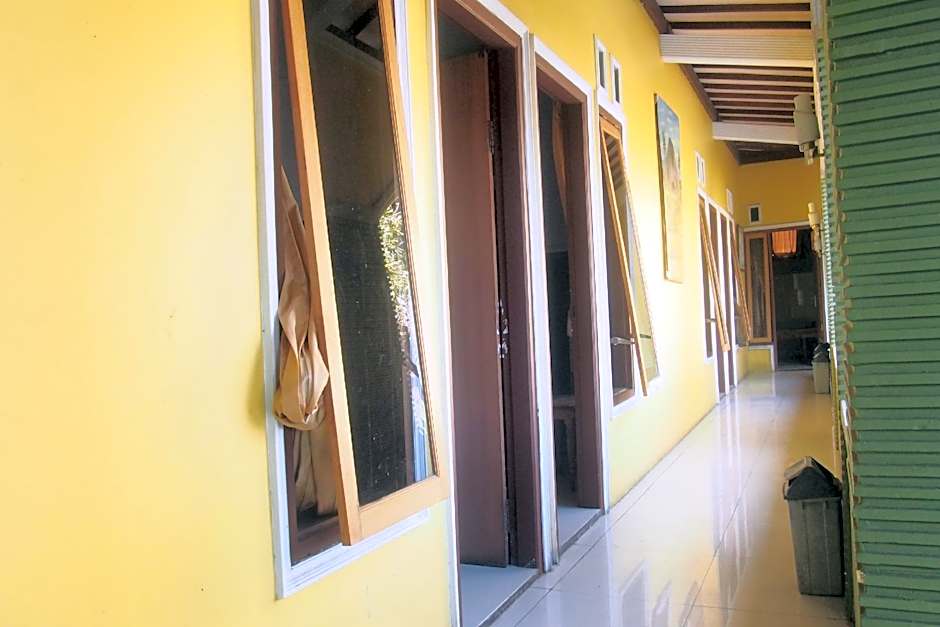 OYO Life 90646 Villa Karsinem Pasuruan