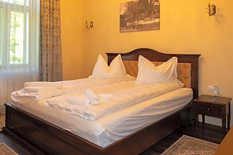 Deluxe Room (2 Adults + 1 Child)