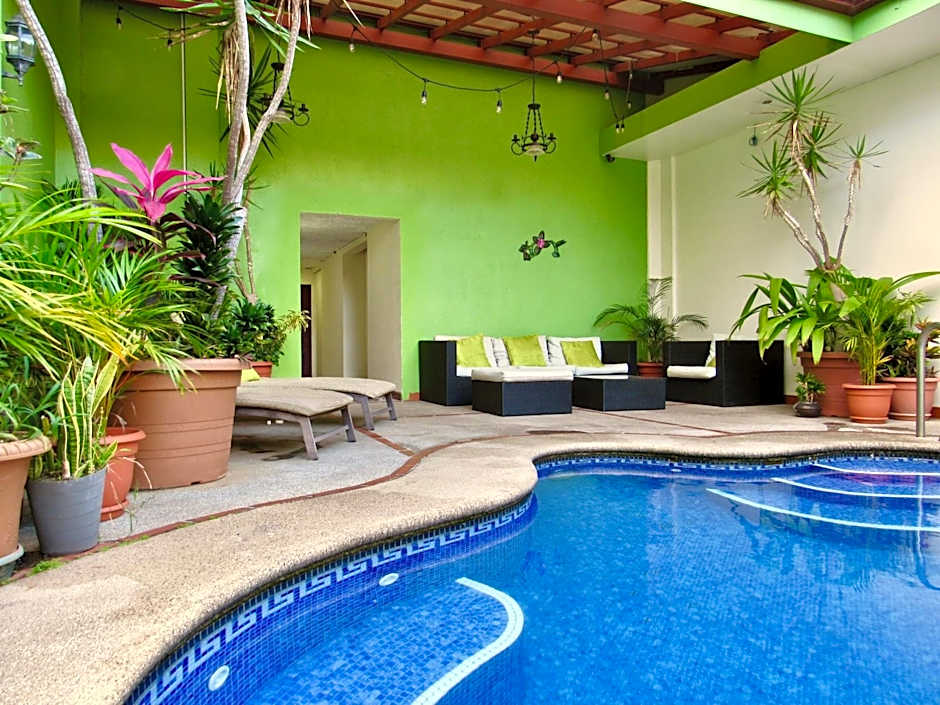 Hotel La Guaria Inn & Suites