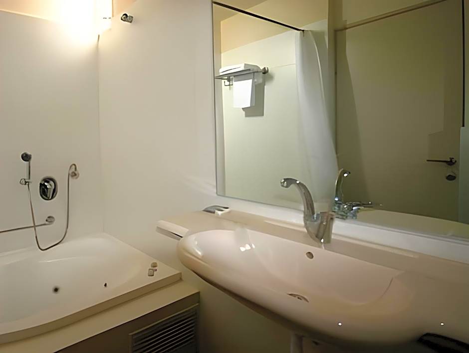 Q Village Hotel - Poleg Beach