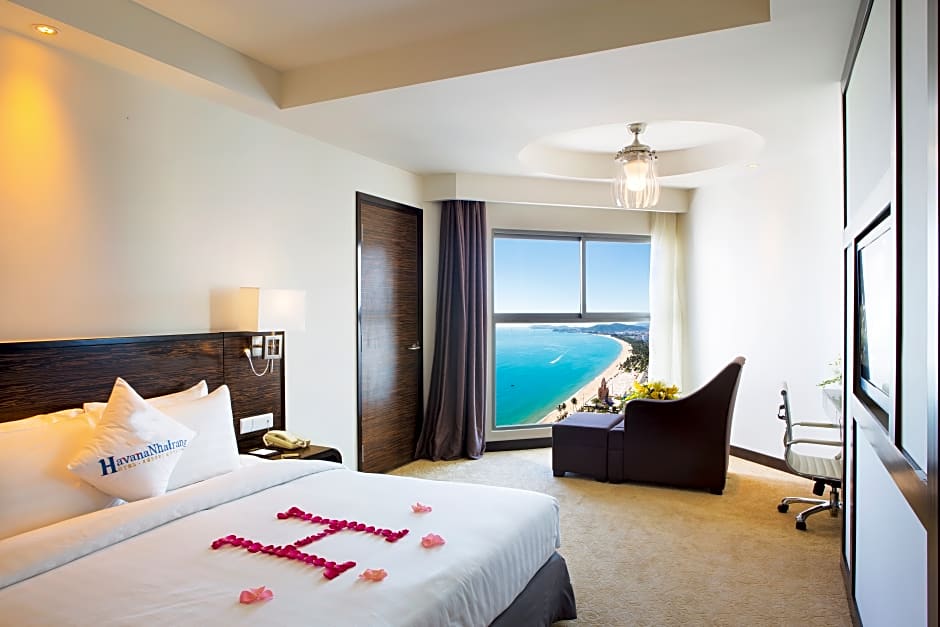 Photo 1 of 1 of Deluxe 1 Queen Bed, Ocean View