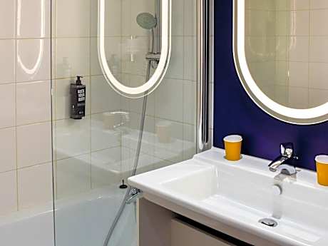 Standard Room with One Double Bed and One Single Bed