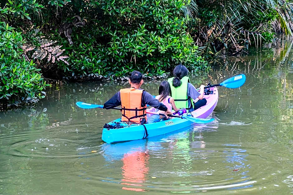 Baanrongmai Canal Front Cafe & Homestay 