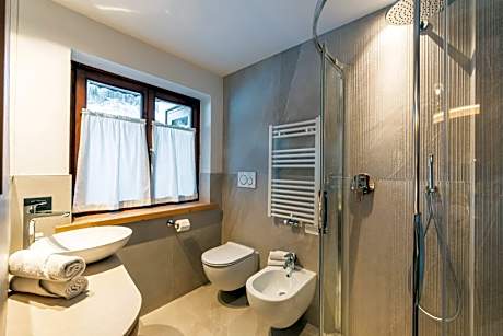 Quadruple Superior Room with Balcony and Mountain View