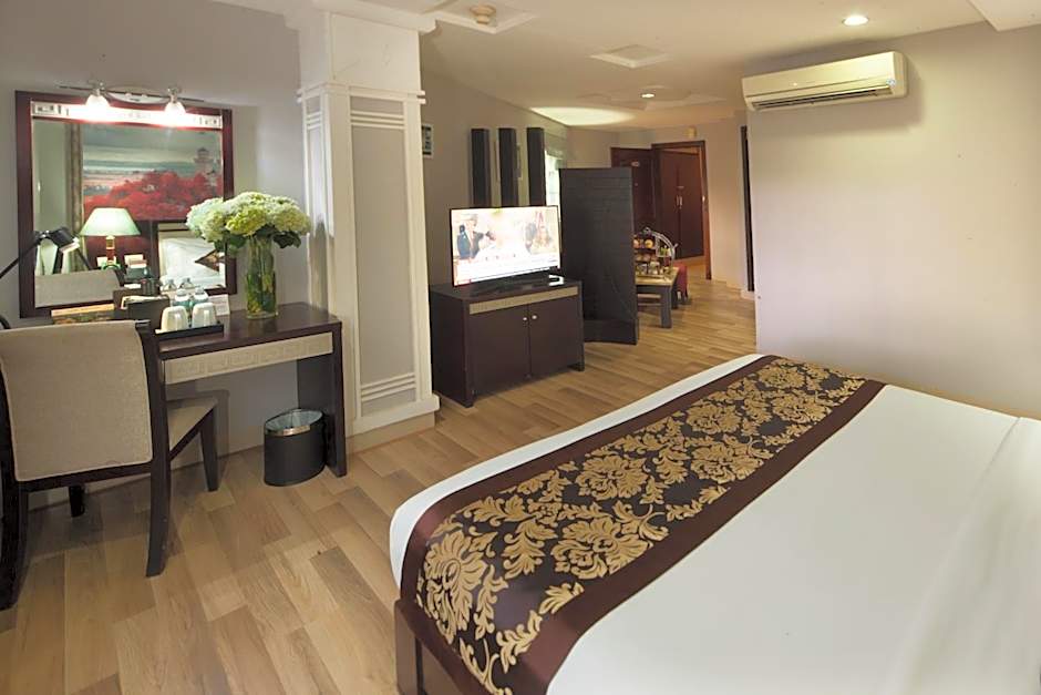 Photo 1 of 4 of King Suite with Executive Lounge Access