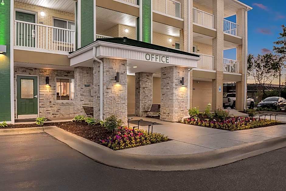 HomeTowne Studios Detroit - Livonia