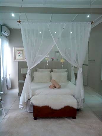 Luxury Queen Room with Lake View