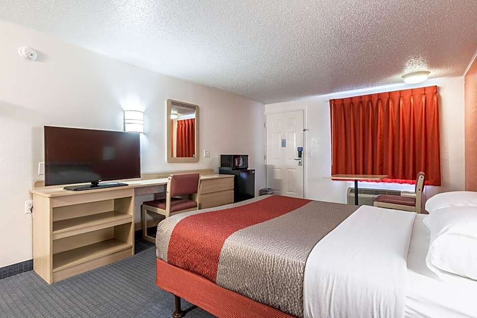 Travelodge by Wyndham Lansing