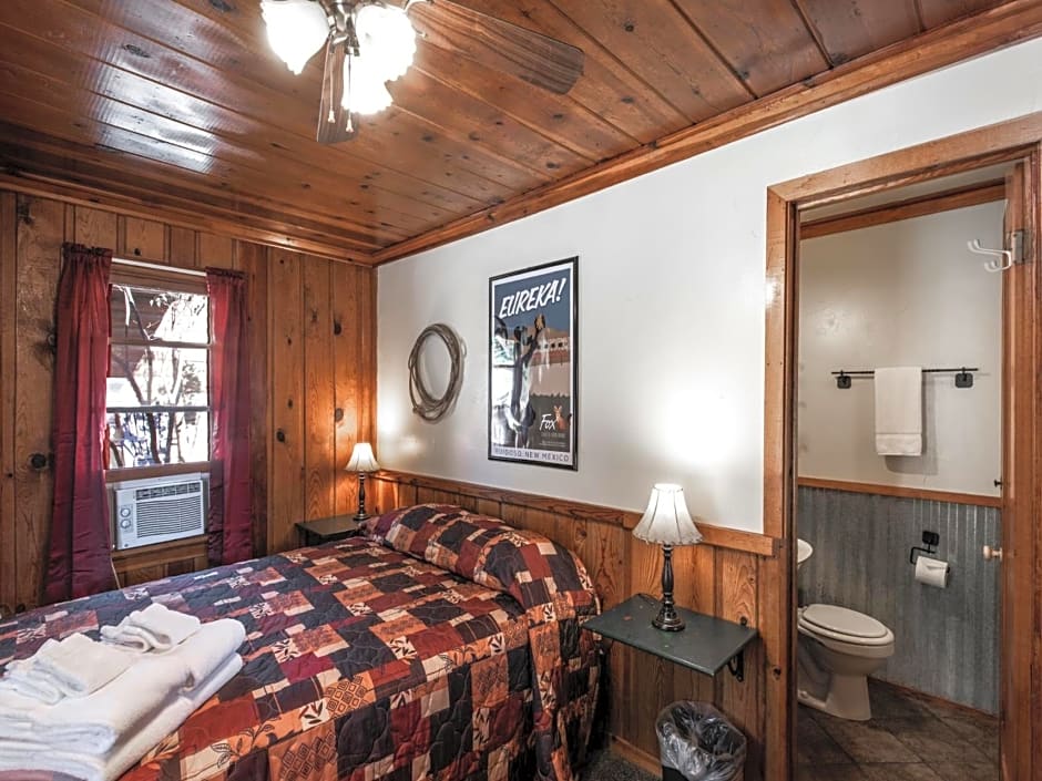 Apache Village Cabinette 11, Queen Bed, Midtown, Sleeps 2