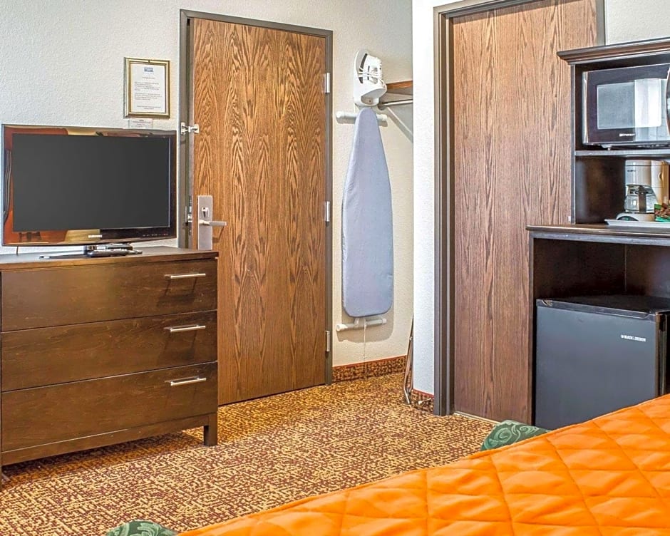 Rodeway Inn & Suites Near Okoboji Lake