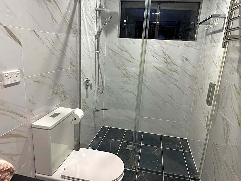 Cheerful 4 Bedrooms With Free Parking