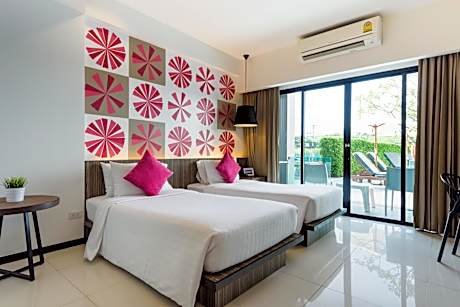 Deluxe City View Twin Room