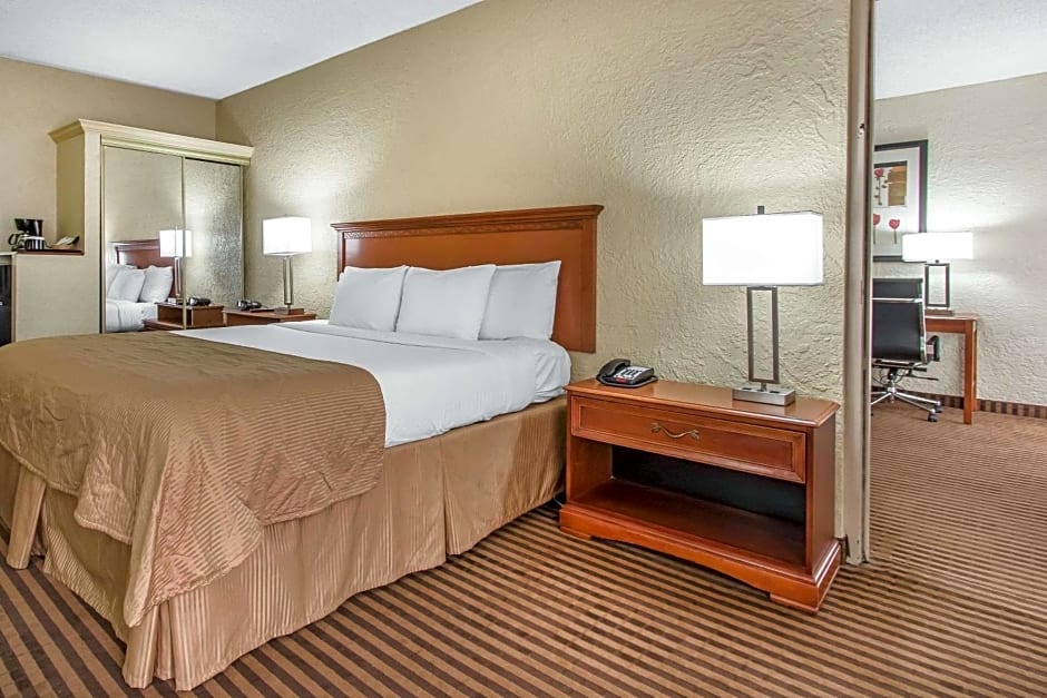 Clarion Hotel Broken Arrow - Tulsa
