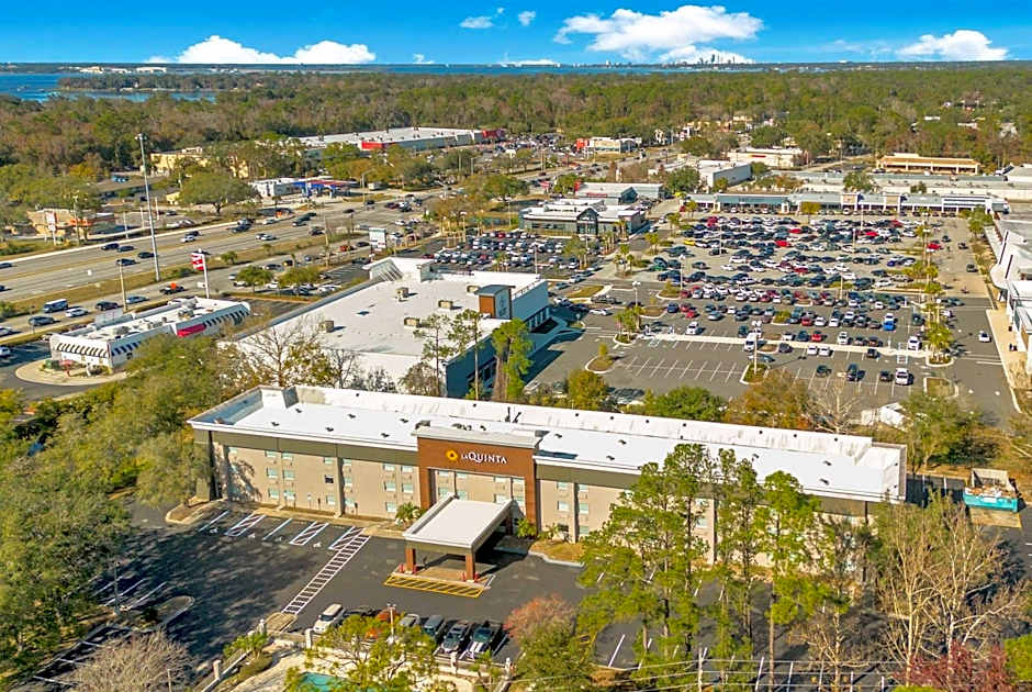 La Quinta Inn & Suites by Wyndham Jacksonville Mandarin