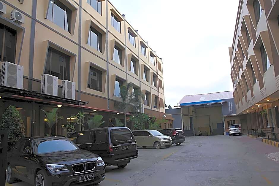 RedDoorz Plus near Soekarno Hatta Airport 2