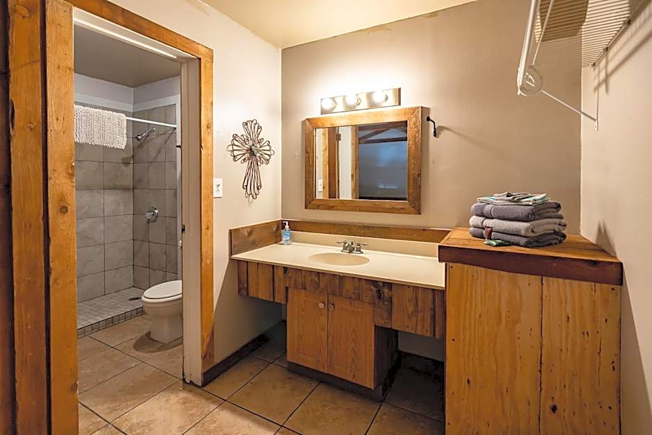 The Historic Leakey Inn