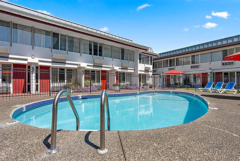 Days Inn by Wyndham Victoria Airport Sidney