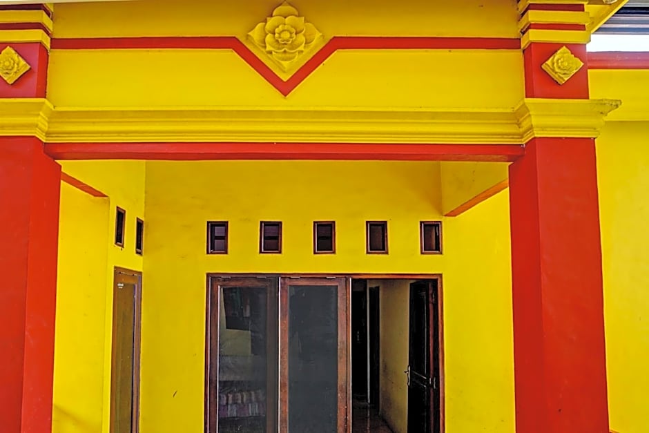 OYO Life 93036 Eddy Homestay Syariah