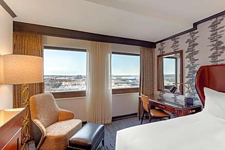 Accessible Deluxe Room with Roll-In Shower 1 Queen Bed