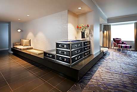 Penthouse Suite, 1 King, Partial water view, Corner room, High floor