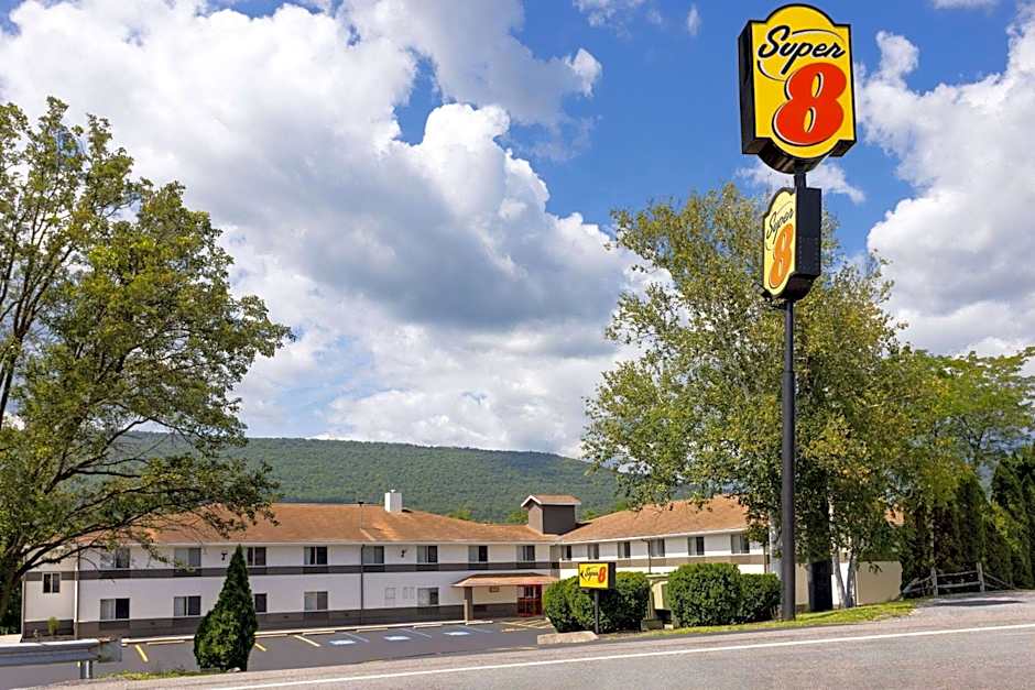 Super 8 by Wyndham Burnham/Lewistown