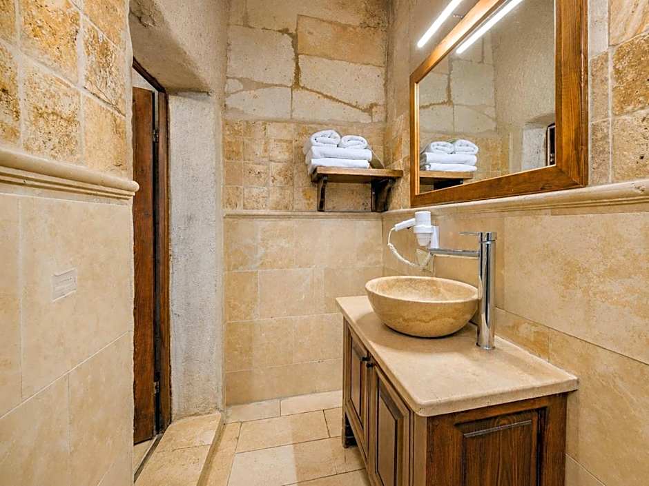 Castle Cave Hotel
