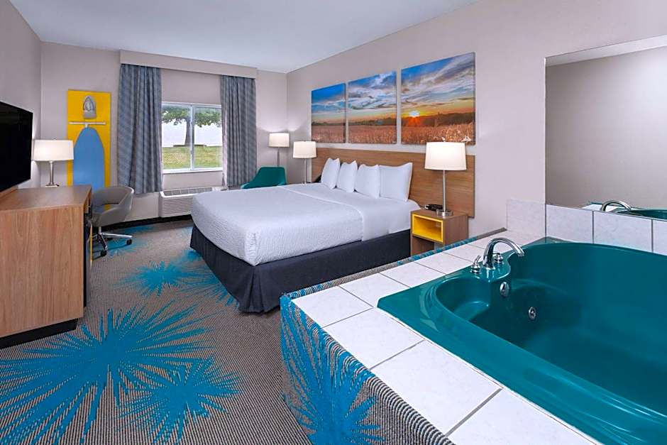 Days Inn & Suites by Wyndham Morris/I-80