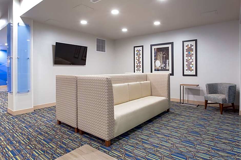 Holiday Inn Express & Suites Lincoln I - 80 By IHG