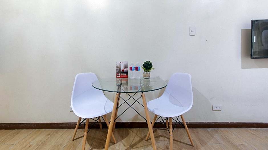 RedDoorz Plus @ Cuarto Verde Staycation