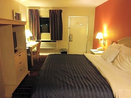 1 King Bed Suite Non-Smoking