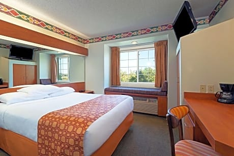 Queen Studio Suite - Disability Access/Non-Smoking