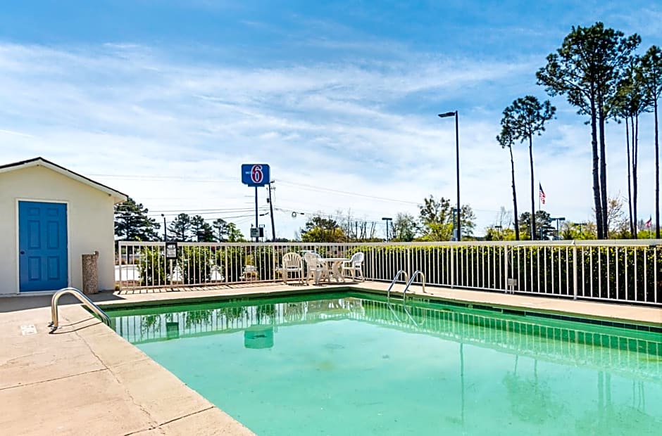 Motel 6 Newnan, GA