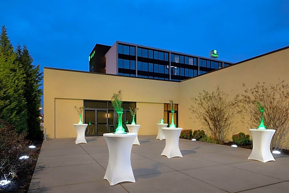 Holiday Inn and Suites Charleston West By IHG