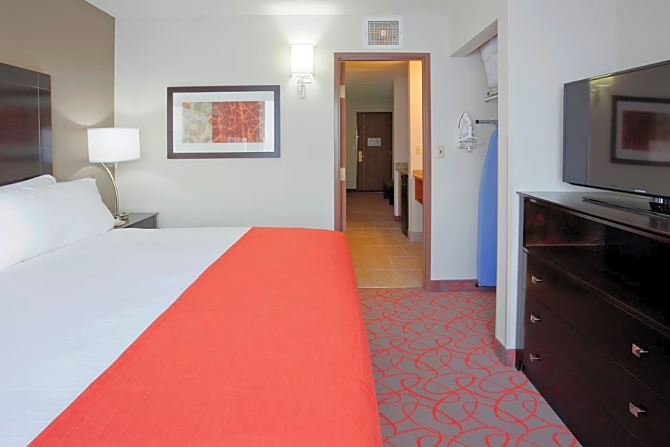 Holiday Inn Express & Suites Bloomington West