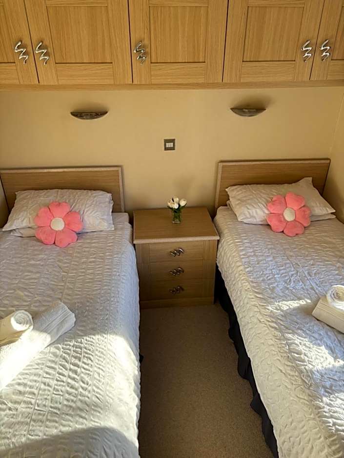 Gressingham 9 - South Lakes Leisure Village - lodge on the lake