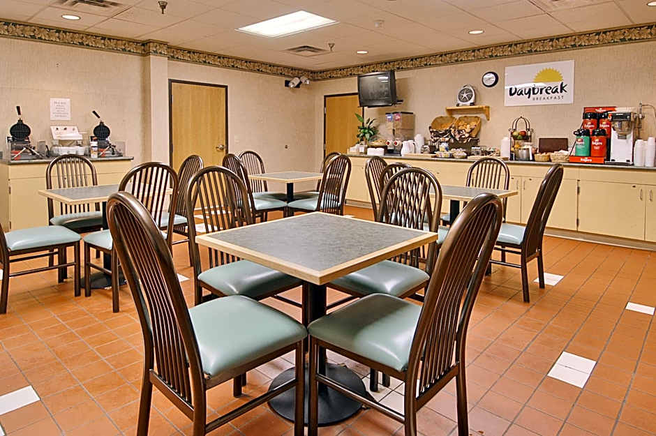 Days Inn & Suites by Wyndham Bridgeport - Clarksburg