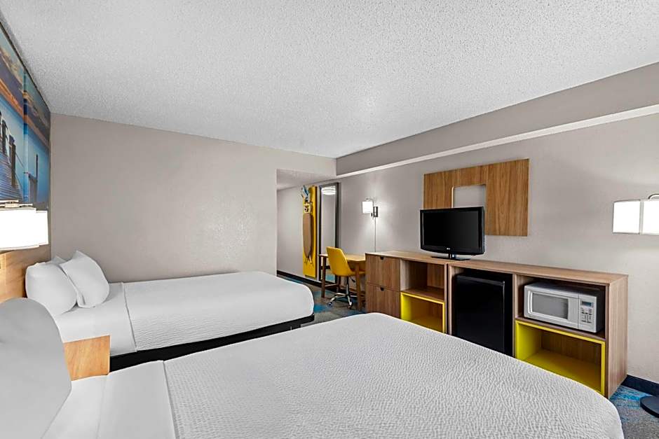 Days Inn & Suites by Wyndham Cedar Rapids