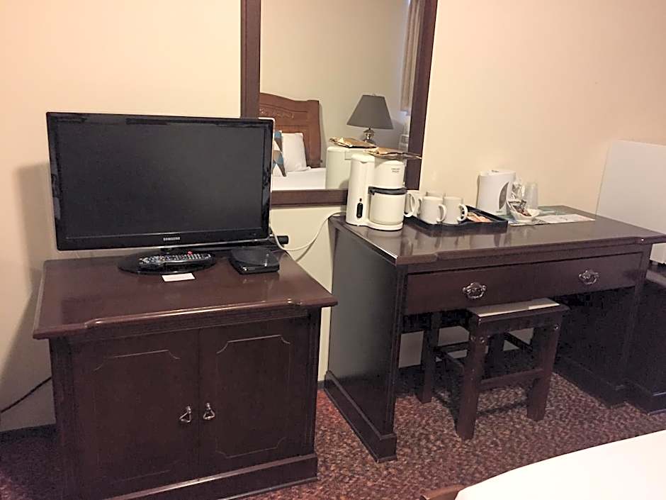 Photo 1 of 7 of 2 Queen Beds