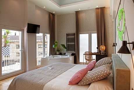 Double Room with Jacuzzi and Balcony with Sea View