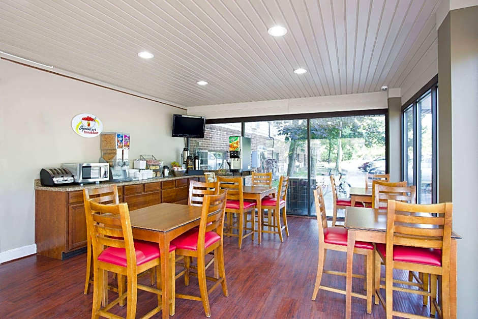 Super 8 by Wyndham Waldorf