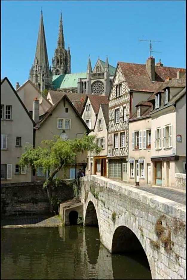 B&B HOTEL Chartres Centre Cathedrale 3 etoiles