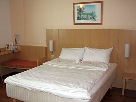 Room for guests with special needs with 1 double bed, new sleeping comfort concept