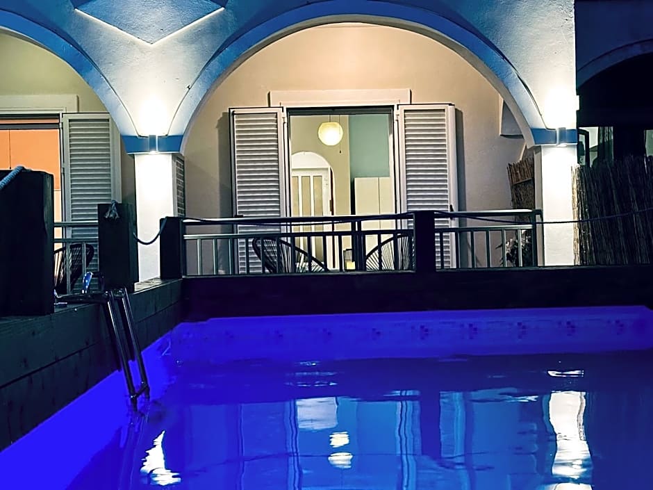 Royal Jelly Suites - Renovated Suites with Pool Just 5 Minutes walk from the Beach By Villa Mana Gers