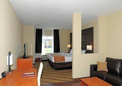 Comfort Suites near Tanger Outlet Mall