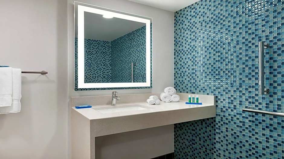 Holiday Inn Express Williamsbrg Busch Gardens Area By IHG