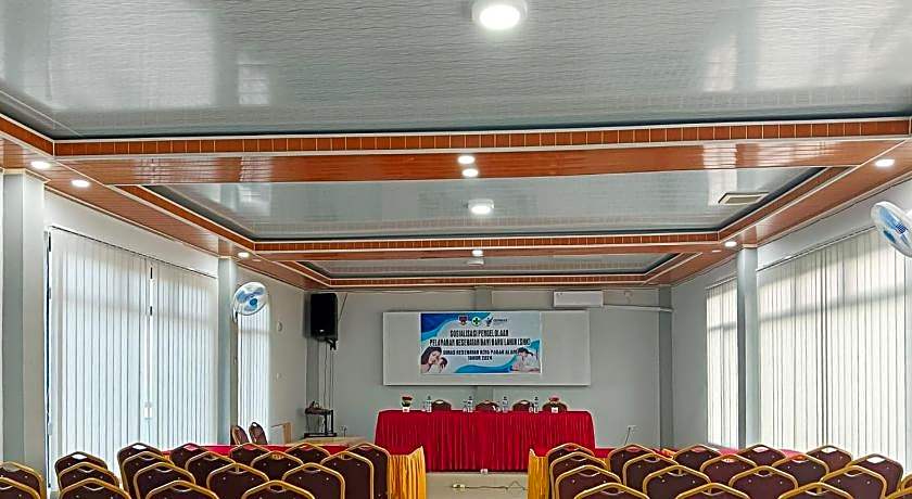 RedDoorz Plus @ New Favour Hotel Gunung Dempo