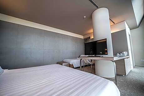 Comfort Queen Room with Extra Single Bed